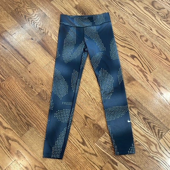 Girl’s Dri-Fit Nike One Leggings/Training Pants. Size Large. Like New Condition. - Picture 2 of 9